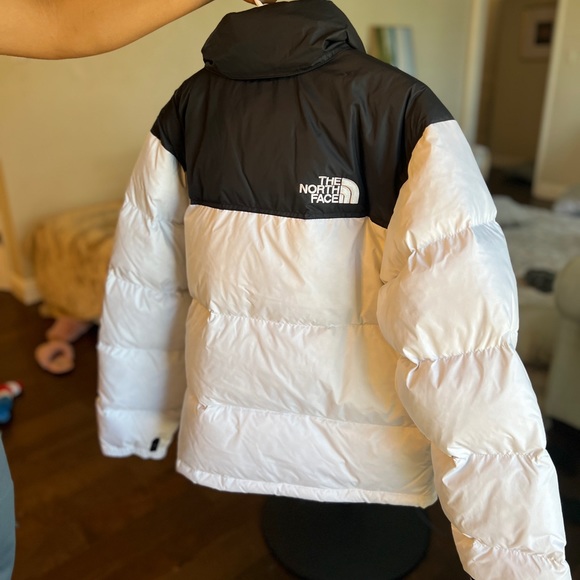 - The North Face Puffer Jacket - Picture 6 of 6